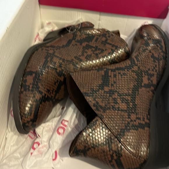 Boots Women’s Size 6 New in Box Color Brown Snake Pattern Memory Foam - Picture 7 of 7